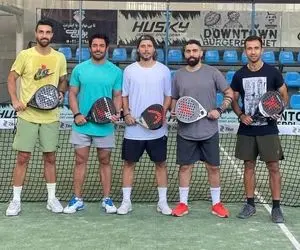 تصویری از محمدرضا گلزار با بازیکنان استقلال و پرسپولیس در زمین بازی