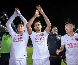 لژیونر سرشناس اعلام کرد: به پرسپولیس یا استقلال می‌پیوندم