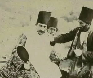 سوار ماشین زمان بشوید؛ صفای ریش و موی شاه قاجار زیر دست سلمانی ها!