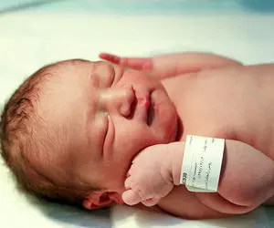 (ویدئو) پزشک «مادر ۱۴ ساله» به انتقاد‌ها پاسخ داد