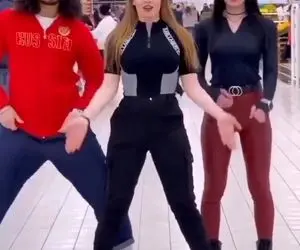 رقصیدن 2 دختر جذاب و زیبا به همراه یک پسر در فروشگاه / ویدیو