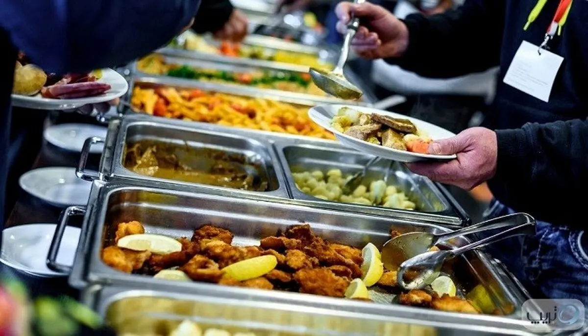 عکسی از سرو غذا در یک رستوران سلف سرویس در تهران