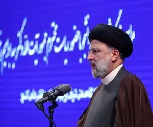 (ویدئو) حرکت جالب رئیسی برای دریافت نامه یکی از مطالبه‌گران در مراسم روز دانشجو