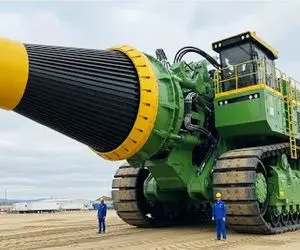 ابزارآلات غول پیکر؛ اپراتور بیل مکانیکی مته قلمبه نصب کرد زمین و زمان یکی کنه