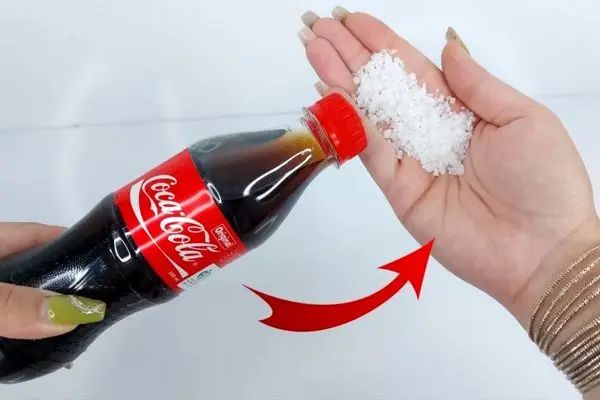 ترفندهای خانه داری؛ تمیز کردن و جرم زدایی عمیق روشویی و سرویس بهداشتی با نوشابه
