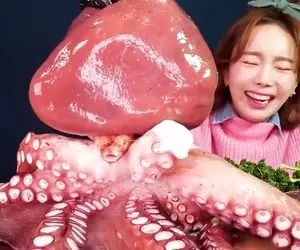 غذای دریایی چهل پا ؛ این زن چینی جلو پسر بچش مغز پنج تا اختاپوس رو به دندون کشید خورد