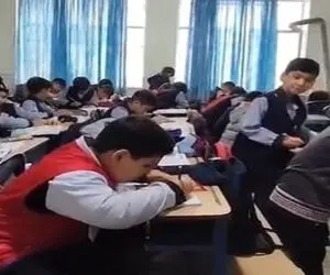 آواز اصیل؛ معلم برای اینکه بچه ها با استرس مشق ننویسن واسشون استاد شجریان پلی کرد