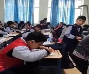 آواز اصیل؛ معلم برای اینکه بچه ها با استرس مشق ننویسن واسشون استاد شجریان پلی کرد