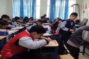 آواز اصیل؛ معلم برای اینکه بچه ها با استرس مشق ننویسن واسشون استاد شجریان پلی کرد