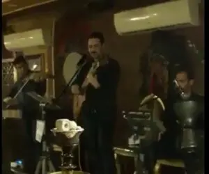 آواز خیابانی؛ ببینید این بند بر انرژی چه ملت رو با آهنگ زن زیبا شاد کردن!