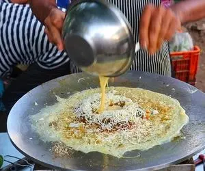 غذای خیابانی؛ ببینید اینا با تخم مرغ تو پیاده رو مائده درست می کنن دهن آدم آب می افته