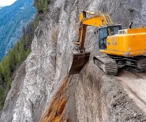 ابزارآلات غول پیکر؛ اپراتورهای بیل مکانیکی ماهر در حال ساخت جاده ها در کوه شیب دار