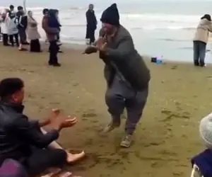 آواز شاد؛ این مرد دلخسته تو ساحل میپره بین مردم حرکات موزون بره بقیه دلشون شاد شه