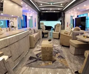ماشین‌های لوکس؛ این کمپر از خونه هزار متری هم مجهز تر و لاکچری تره 