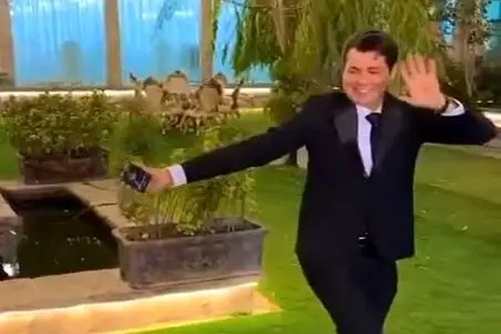 آواز شاد؛ رقص ادایی این مرد با آهنگ شاد ترکی ترند که همه یه دور باهاش چالش رو رفتن