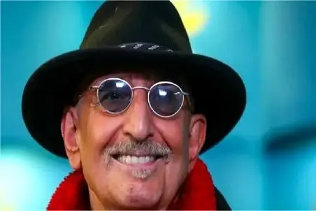 سکانس خندان؛ فرهاد آئیش غیر مستقیم فحش میکشه به مجری/ روده بر کنندس