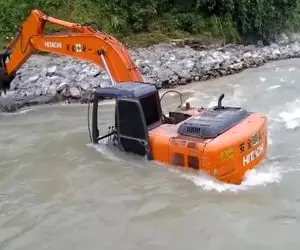 ابزارآلات غول پیکر؛ بیل مکانیکی با اون هیبت میخواد از رودخونه پرت میشه پایین