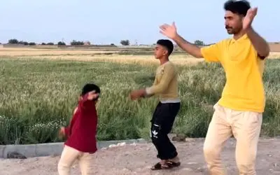 آواز محلی؛ پدر کارگر با دو پسر شاخ شمشاد فسقلیش چه رقصی میکنن فقط حرف بچه درمورد پدرش