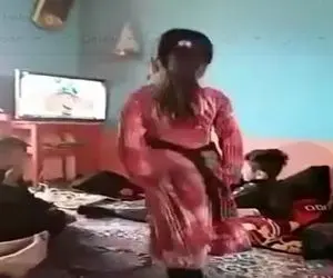 آواز شاد؛ ببینید این بچه قد فندق چطوری با اهنگ دف میرقصه فرفره ای 