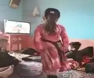 آواز شاد؛ ببینید این بچه قد فندق چطوری با اهنگ دف میرقصه فرفره ای 