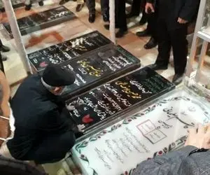 (عکس) فاتحه سردار قاآنی بر سر مزار شهید قاسم سلیمانی