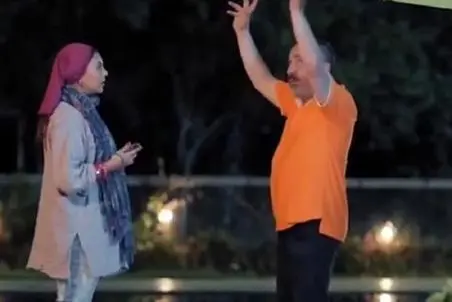 آواز هنرمندانه؛ دامبالا دیمبو بازیگرامون تو مهمونی که خانم بازیگر میزنه آقایون میرقصن