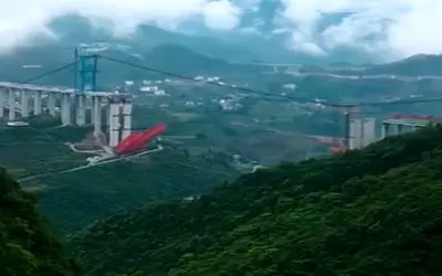 ساخت چین؛ چینیا جای خالی پل تو عکسو که زیرش دره ۹۳۰متریه با سلام و صلوات پر کردن راحت