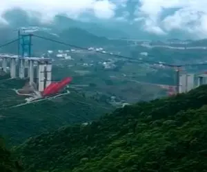 ساخت چین؛ چینیا جای خالی پل تو عکسو که زیرش دره ۹۳۰متریه با سلام و صلوات پر کردن راحت