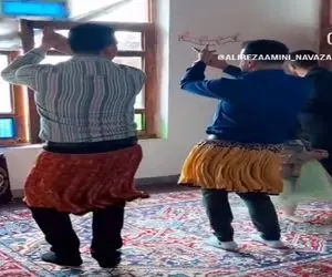 آواز شاد؛ مردا با دامن رنگی پنگی چنان بشکون و لرزون میرقصن دلت شاد میشه