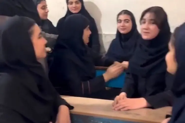 آواز وطن پرستانه؛ دخترا تو کلاس درس با صدای زیبا و ریتم جذاب برای ایران جان خوندن