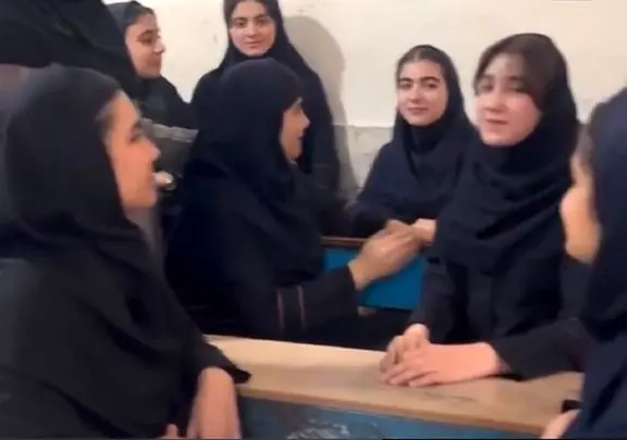 آواز وطن پرستانه؛ دخترا تو کلاس درس با صدای زیبا و ریتم جذاب برای ایران جان خوندن