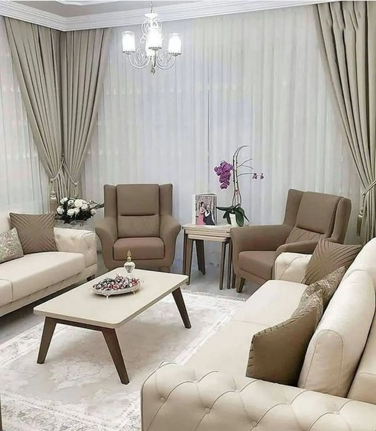 چیدمان مبل هفت نفره در پذیرایی مستطیل