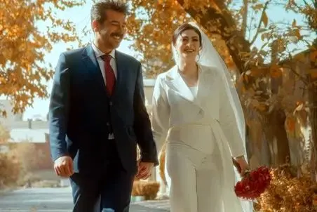 آواز هنرمندانه؛ آرایشگاه و کلیپ فرمالیته مریم مومن و شوشو با آهنگ دار و ندارمو بگیر