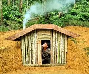 معماری خلاقانه؛ آقاهه تو جنگل واسه اینکه شیر و پلنگ نخورنش زیر زمین یه کلبه ساخته