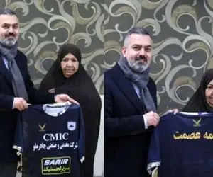 (ویدیو) تقدیر یزدی ها از هوادار ۷۰ ساله/ عمه عصمت لباس چادرملو را گرفت