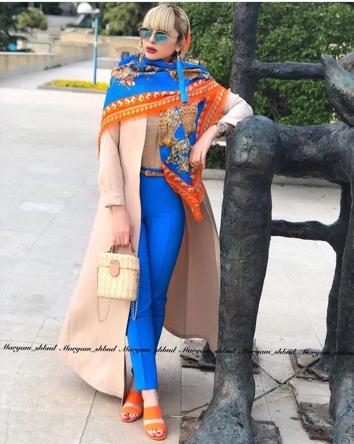 مانتوی کرم با روسری آبی