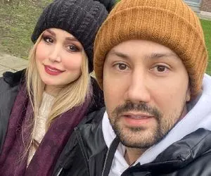 تبلیغ زیرپوستی همسر شاهرخ استخری با لباس های منشوری! +عکس