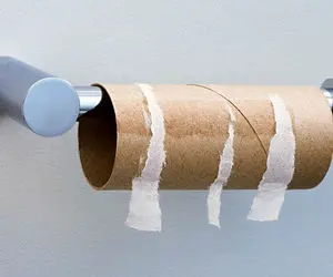 (تصاویر) اعتیاد عجیب این خانم به خوردن دستمال توالت!