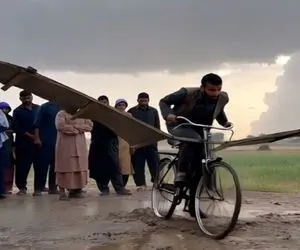 اختراع سنتی؛ مرد افغانی دوچرخه پرنده ساخت رکاب زد انقد اوج گرفت سر از ایران درآوورد