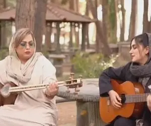 مطربی خیابانی؛ دو خانوم چه دلنشین می نوازند شب به گلستان تنها منتظرت بودم