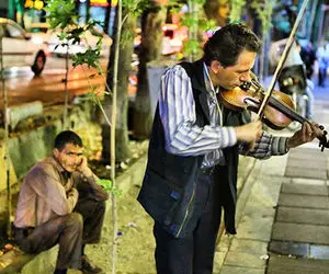 آواز خیابانی؛ این دوتا جوان با آهنگ اگه یه روز بری سفر پیاده رو به غوغا کده تبدیل کردن