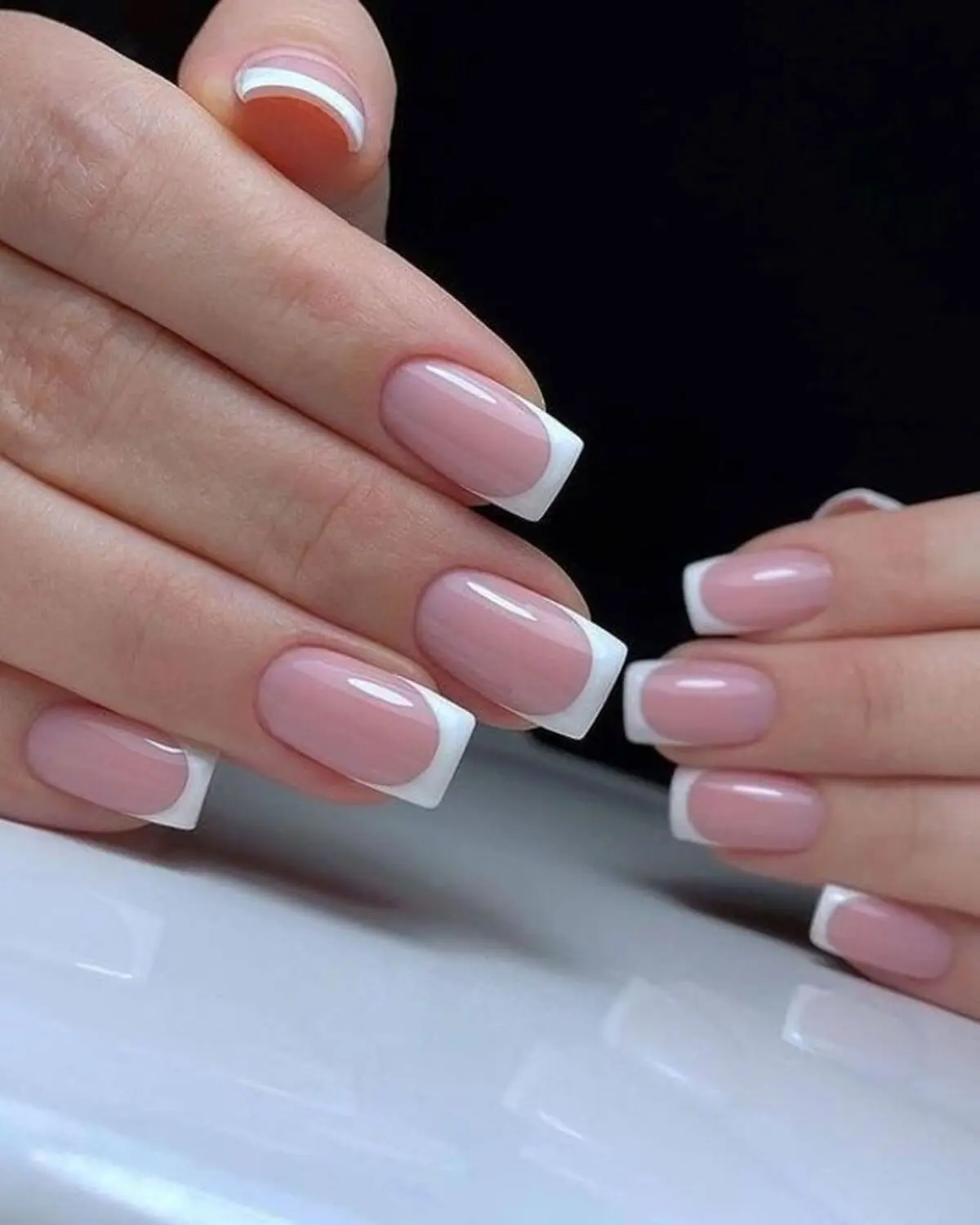 white-french-nail-model-10