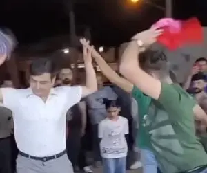 آواز شاد؛ تناقض رفتاری فقط رقص این آقایون؛ قیافه جدی رقص شاد و محلی با دستمال