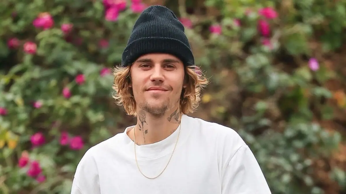 justin-bieber-performs-at-los-angeles-elementary-school-charity-event