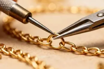 چگونه زنجیر گردنبند پاره‌شده طلا را در خانه تعمیر کنیم؟