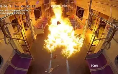  مردی دیوانه متروی پر از مسافر را به آتش کشید