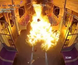  مردی دیوانه متروی پر از مسافر را به آتش کشید