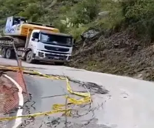 معماری طبیعت؛ آسفالت جاده ترک خورد بلایی که نباید سر خاور اومد
