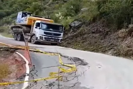 معماری طبیعت؛ آسفالت جاده ترک خورد بلایی که نباید سر خاور اومد