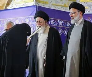 (عکس) وداع سوزناک همسر شهید رئیسی و علم الهدی با پیکر رئیس جمهور